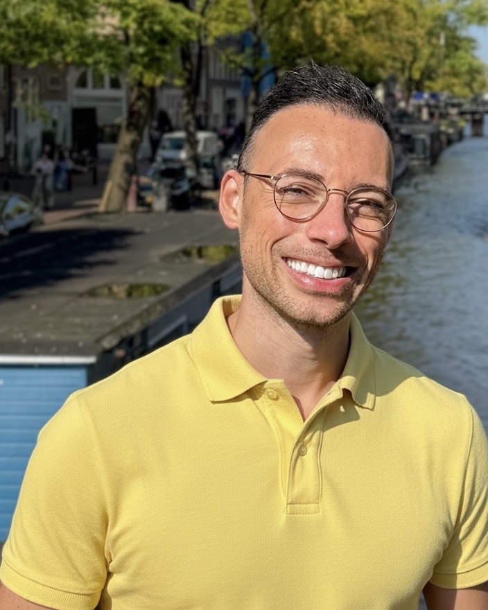 Portretfoto van Yoshi Pinto, genomen voor een gracht in Amsterdam.